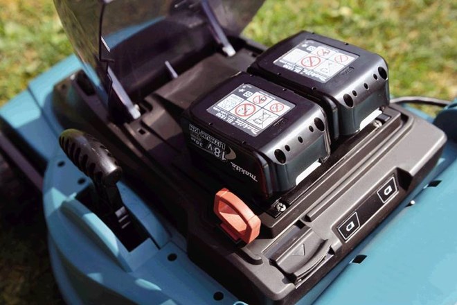 18-voltna akumulatorja zadoščata za slabo uro dela ali približno 150 kvadratnih metrov travne površine. 