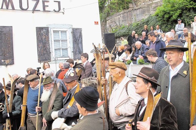Tržičani so ponosni na svojo smučarsko zgodovino in veseli, da so Slovenski smučarski muzej odprli prav pri njih. Simbolika...