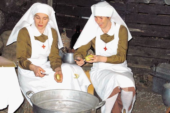 Ethel Golob in Nataša Šuligoj sta se dodobra namučili pri lupljenju krompirja. 