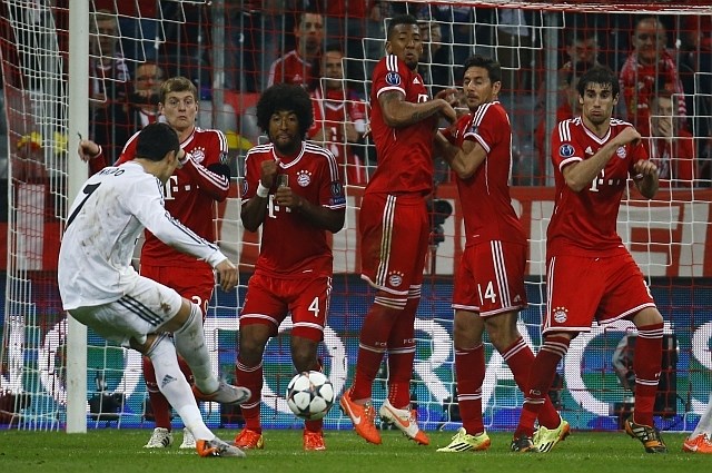 Ronaldo je končnih 4:0 postavil z golom s prostega strela, ko je žogo poslal pod živim zidom. (Foto: Reuters) 