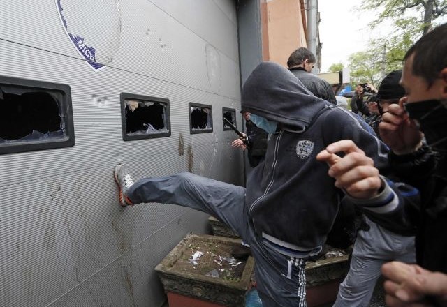 Proruski aktivisti v Odesi vdrli na sedež policije in kričali: Fašisti, fašisti!