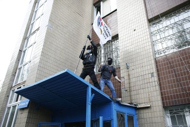 Ukrajina: V Kijevu cestne zapore, v Slavjansku streljanje, v Odesi nacionalna garda (foto)