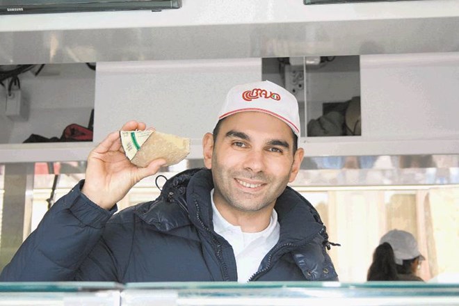 Zmagovalec festivala sladoleda, sardinski mojster Fabrizio Fenu, ki je ocenjevalce prepričal s sladoledom z okusom pecorina....