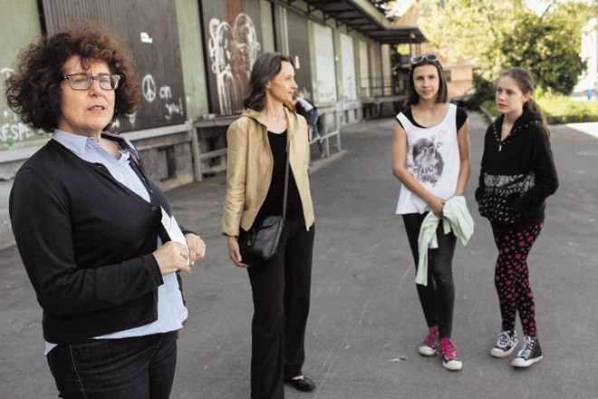 Maja Simoneti, urbanistka in krajinska arhitektka (na fotografiji prva z leve) je urbane sprehajalce popeljala po ulicah...
