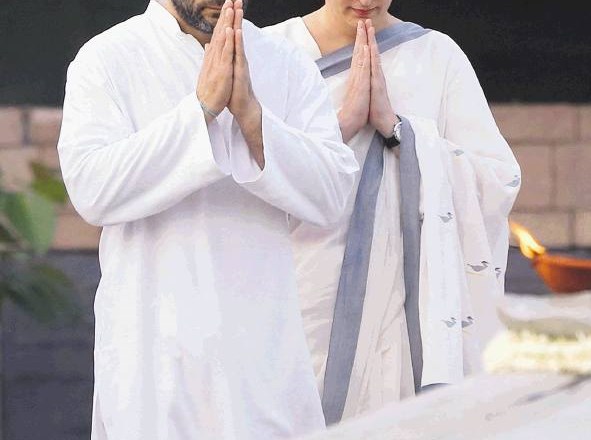 Premierski kandidat Indijske kongresne stranke Rahul Gandi s svojo sestro Prijanko Gandi Vahra na grobu očeta Radživa...