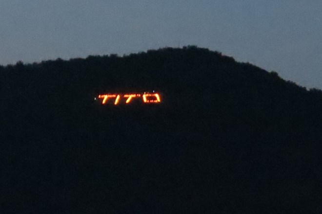 Z baklami osvetlili napise Tito (foto)