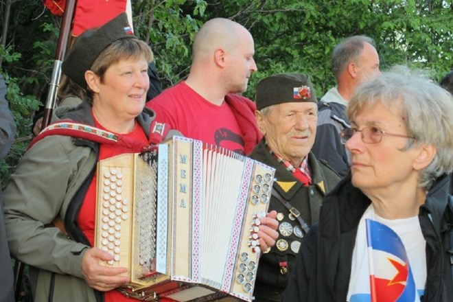Prižiganja bakel se je udeležil tudi 90. letni Osvald Močnik (v sredini), prekomorec in udeleženec sremske bitke. Foto: Jani...