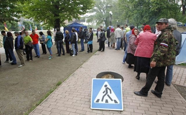 V Donecku in Lugansku so se davi odprla volišča za referendum o neodvisnosti teh dveh regij na vzhodu Ukrajine. 