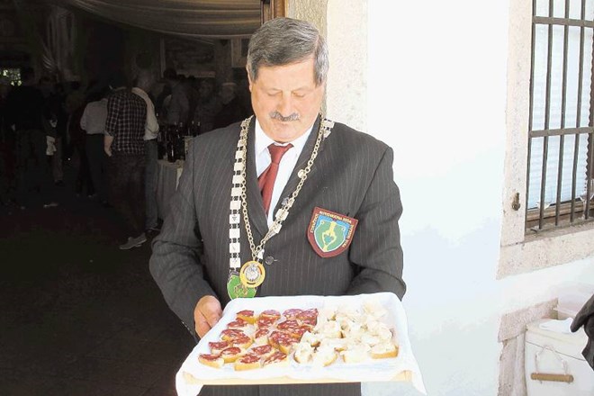 Jordan Cigoj iz Črnič je navduševal s panceto iz madžarsko-srbskih svinj mangulic, slavil pa je tudi med vinarji, saj so...