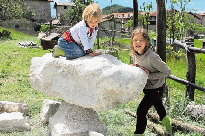 Kamen je živ: na pol poti do kamnitega korita lahko postane otroški vrtiljak. 