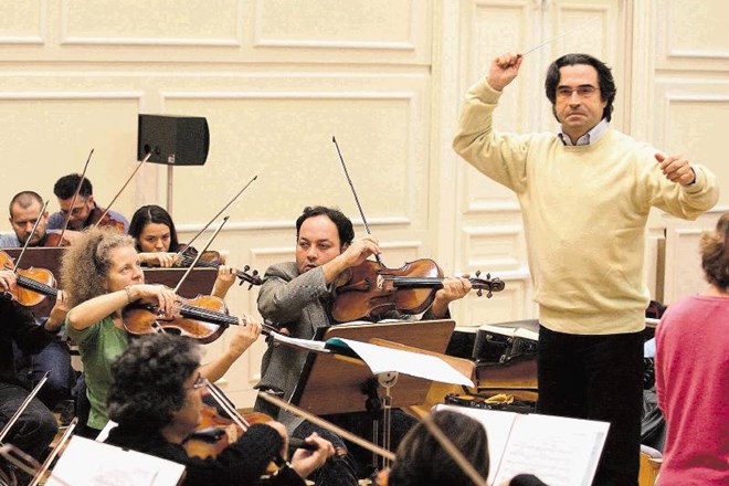Sloviti dirigent Riccardo Muti  natanko pred desetimi leti v Slovenski filharmoniji med vajo z orkestrom za  spominski...