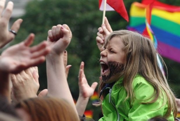 Conchito Wurst na Dunaju pozdravili oboževalci, istospolni pari in mavrične zastave (foto)