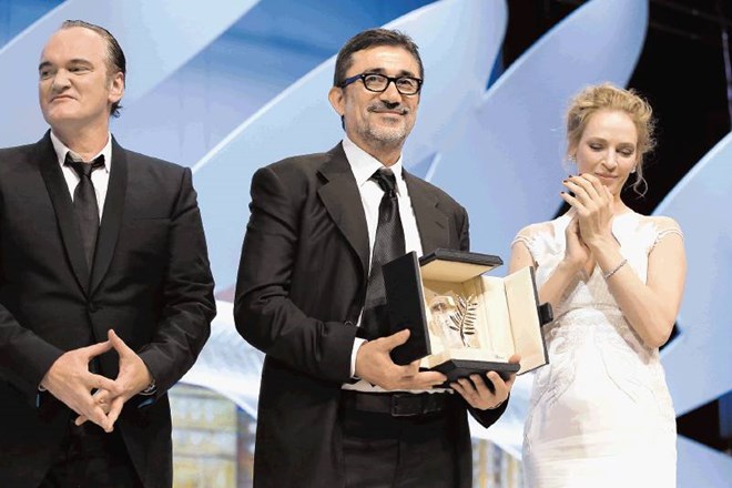 Turški režiser Nuri Bilge Ceylan (v sredini) je zlato palmo za Zimski spanec prejel iz rok režiserja Quentina Tarantina in...
