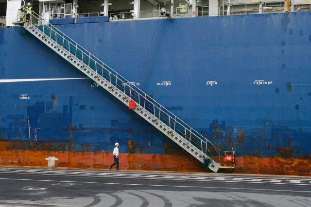 Ladja velikanka v Kopru: Preširoka tudi za Panamski prekop (foto)