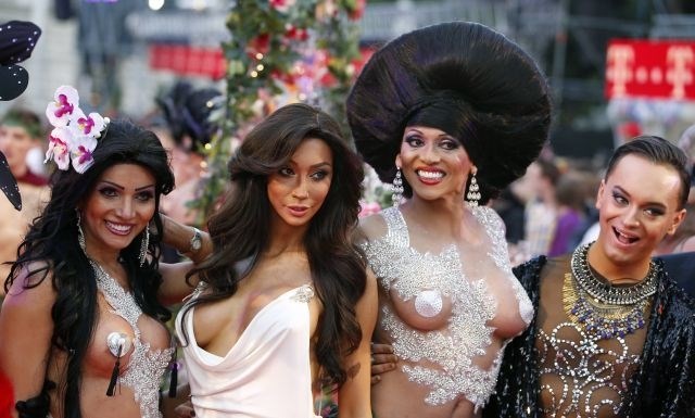 Na glamuroznem Life Ballu zablestela Conchita Wurst (foto in video)