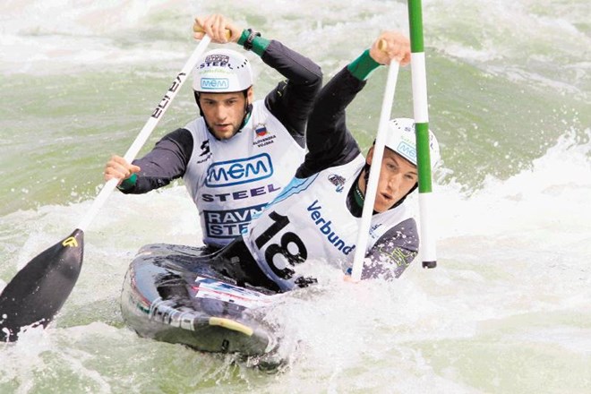 Luka Božič in Sašo Taljat sta si v kanuju dvosedu v olimpijski disciplini na evropskem prvenstvu priborila bronasto kolajno....
