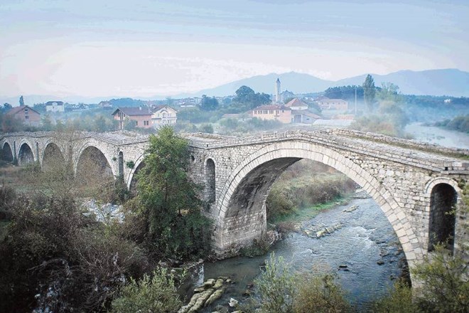 Iz projekta Zgodba o Balkanu: Samir Karahodža, Krojaški most iz 18. stoletja, ki povezuje Gjakovo s Prizrenom, Kosovo, 2012....