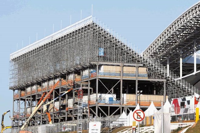 slika spodaj levo: Tik pred začetkom prvenstva vrsta objektov še vedno ni dokončanih, tudi arena v  Sao Paulu ne. Reuters  