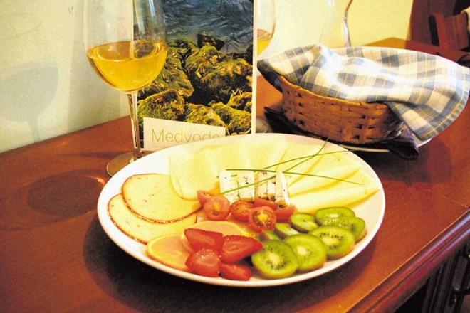Po dolgem dnevu se je prilegla sirova plošča s hišnim vinom v hotelski sobi.   