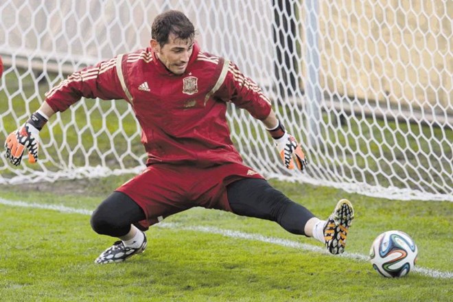 Vratar Iker Casillas ima med vsemi nogometaši na SP največ nastopov za svojo reprezentanco, saj je za Španijo branil že...