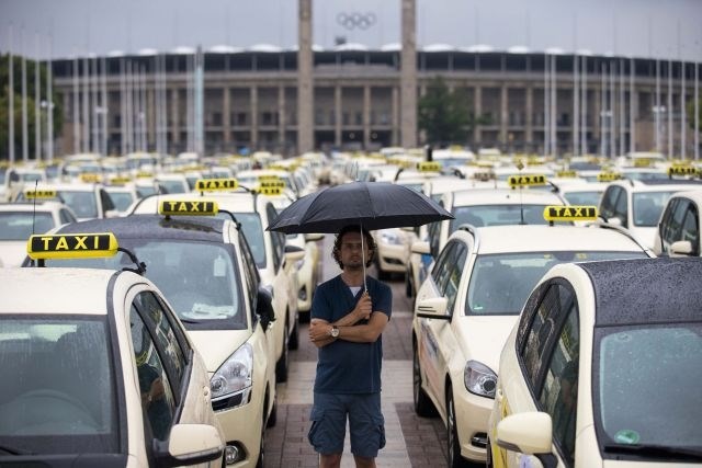 V Parizu, Londonu, Berlinu, Rimu stavka taksistov zaradi mobilne aplikacije (foto)