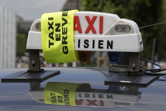 V Parizu, Londonu, Berlinu, Rimu stavka taksistov zaradi mobilne aplikacije (foto)