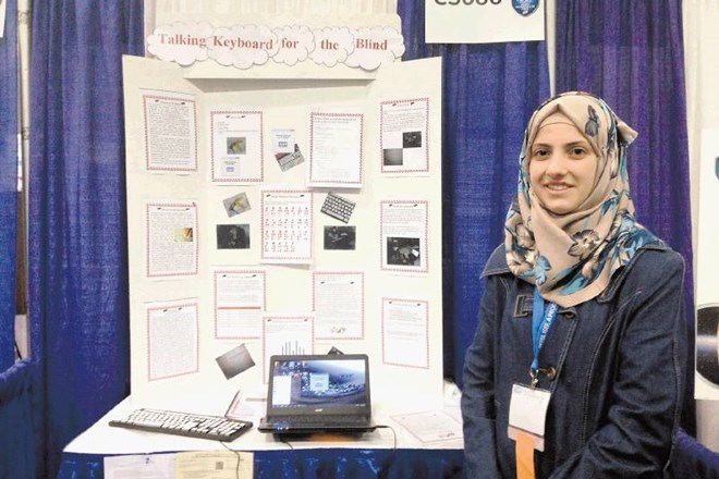 Štirinajstletna Layan Amer iz Palestine se je predstavljala z govorečo tipkovnico za slepe. 