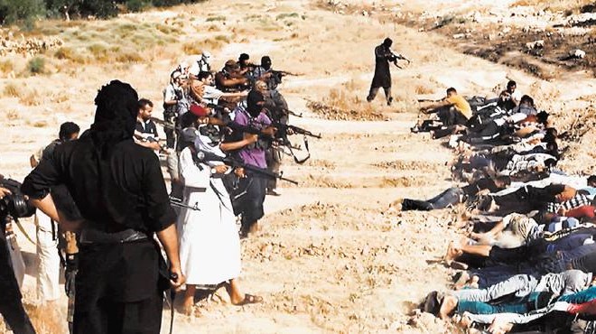 Skupina Isil je na spletu objavila fotografije, na katerih imajo puške uperjene proti na tleh ležečim zajetim iraškim...