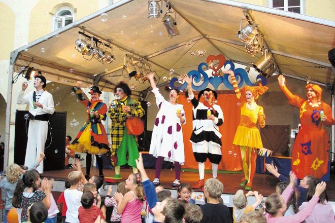 Klovnbufova festivalska karavana bo po Novem mestu obiskala še Mursko Soboto, Izolo, Slovenj Gradec in Celje. 