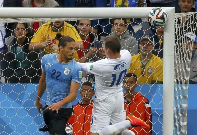 Rooney je v 31. minuti z enega metra zadel le okvir vrat. (Foto: Reuters) 