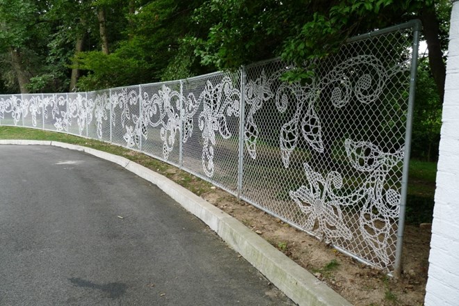Čudoviti čipkasti motivi, vtkani v dizajnerske žične ograje  