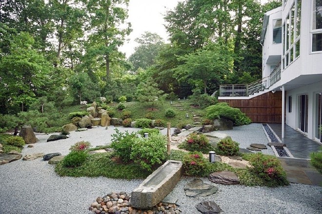 Minimalistični japonski vrt kot skladno zenovsko zatočišče  