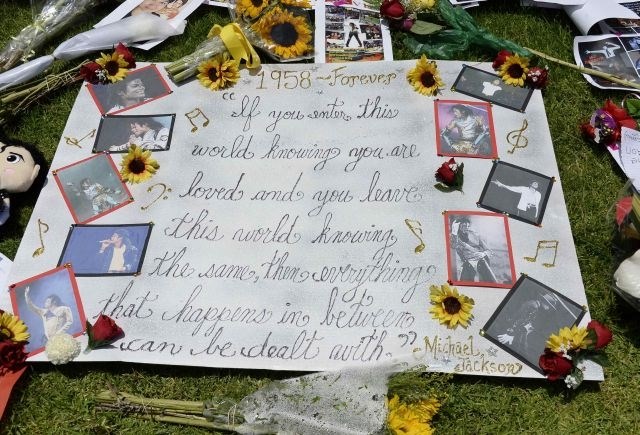 Oboževalci na peto obletnico smrti počastili Michaela Jacksona (foto)