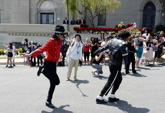 Oboževalci na peto obletnico smrti počastili Michaela Jacksona (foto)