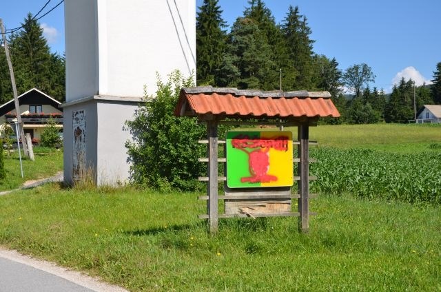 Table dobrodošlice je nekdo v KS Šentilj, kjer živi tudi Janez Janša, prebarval z rdečo barvo. 