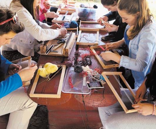 Mladi obiskovalci so vključeni v različne rokodelske delavnice, skozi katere jih vpeljejo v domače izročilo. 