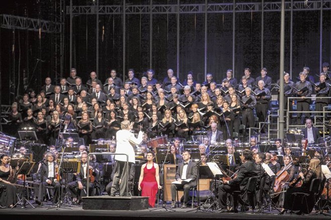 Za odprtje Ljubljana festivala je na Kongresnem trgu več kot 300 glasbenikov pod taktirko Uroša Lajovica izvedlo Orffovo...