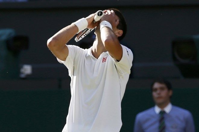 Đoković po petih nizih ugnal Federerja in drugič osvojil Wimbledon