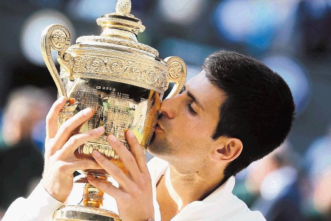 Srb Novak Đokovič je včeraj drugič zmagal na turnirju v Wimbledonu in spet postal številka ena na svetovni lestvici. 