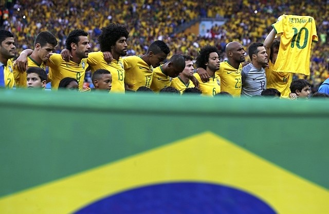 Med himno je brazilski kapetan David Luiz v zrak dvignil  dres odsotnega Neymarja. (foto: Reuters) 
