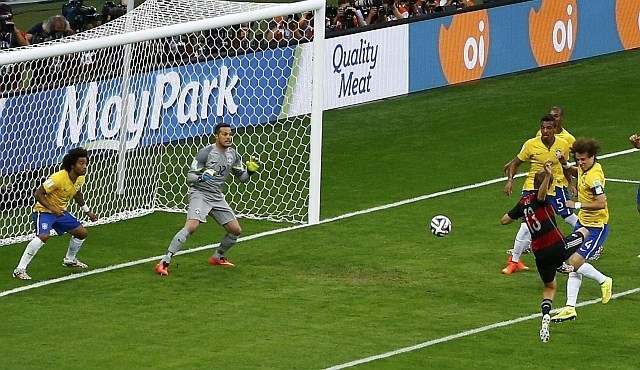 Thomas Müller je zadel v 11. minuti po podaji iz kota, ko so Brazilci popolnoma pozabili nanj. (Foto: Reuters) 
