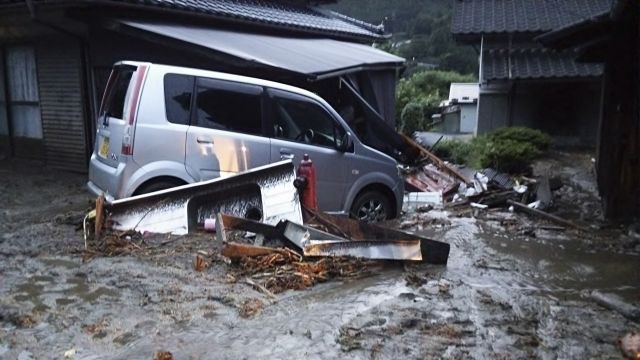 Tajfun na Japonskem ruval drevesa, plazovi pod seboj pokopali hiše (foto in video)