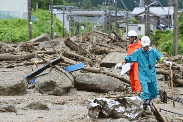 Tajfun na Japonskem ruval drevesa, plazovi pod seboj pokopali hiše (foto in video)