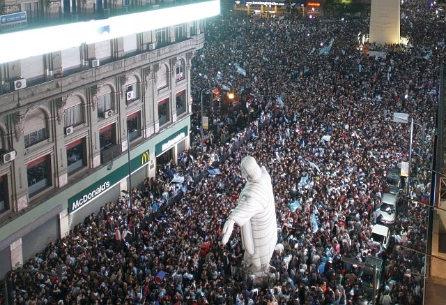 Na ulicah Buenos Airesa so se po zmagi Argentine proti Nizozemski zbrale nepregledne množice ljudi, družbo pa jim je delal...