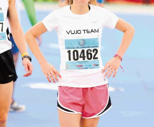 Absolutna zmagovalka med ženskami na deset kilometrov Maruša Mišmaš šteje komaj devetnajst pomladi. V cilju do ušes nasmejana...