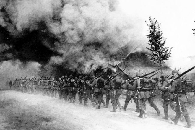 Nemška pehota na poti na fronto pri Verdunu AP 