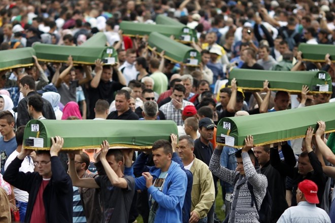V Potočarih ob obletnici genocida v Srebrenici 20.000 ljudi (foto)