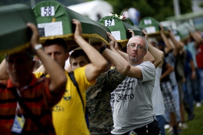 V Potočarih ob obletnici genocida v Srebrenici 20.000 ljudi (foto)