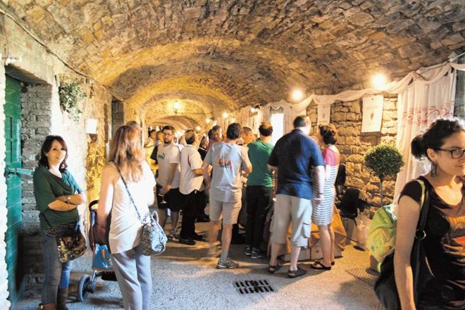Pokušnja chiantija classica v slikovitem podzemnem hodniku pod mestecem Castellina in Chianti 