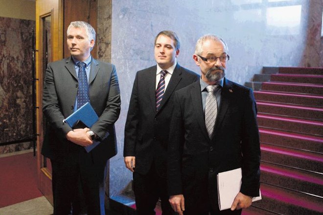 Predsednik podmladka SDS Andrej Čuš (v sredini) se je že z 22 leti znašel v DZ. Vrata mu je odprl  Branko Marinič, ki je...